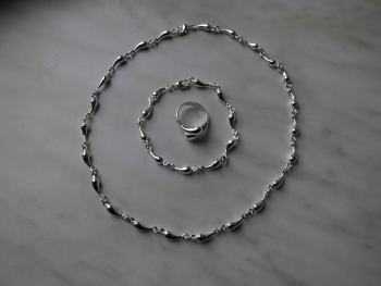 13-31: Sterling-Silber Set: Kette 44 cm lang, Armband 20 cm, Fingerring biegsam