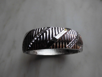 JL7778:  ovale Form; 5 u. 6 cm Durchmesser; 2 cm hoch; Magnetverschluss