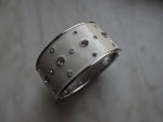 JL214-Silber:  ovale Form; 5 u. 6 cm Durchmesser; 3 cm hoch; Magnetverschluss