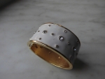 JL214-Gold: ovale Form; 5 u. 6 cm Durchmesser; 3 cm hoch; Magnetverschluss
